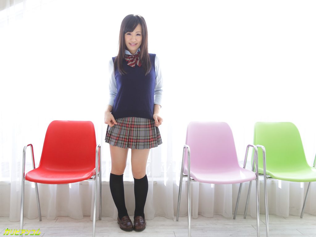 京野結衣 制服姿で笑顔を見せるシーン。カリビアンコム「女優魂 ~連続だましにも神対応~」より。