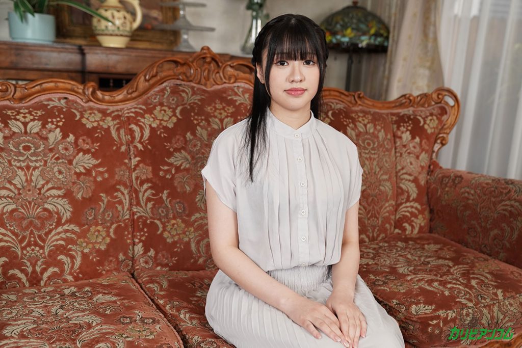 森優奈 アナルとオマンコを交互におねだりする清楚系の皮をかぶった変態女子 スタジオで裸になる前のシーン、これぞ18歳の無修正作品