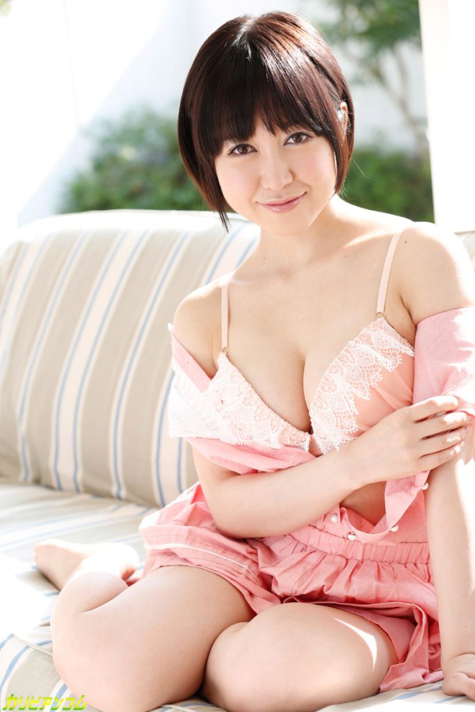 プリッとしたお尻を突き出してバックで責められる篠田ゆう