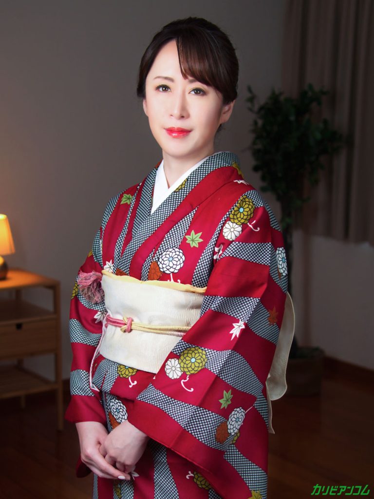 篠原なぎさが和装美人として静かに佇み、切なさを帯びた表情を見せる姿。伝統と色気が融合した印象的なカット。