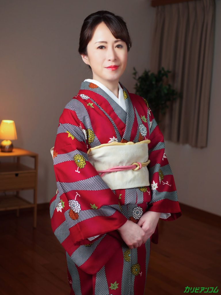 篠原なぎさが美しい和装姿でしとやかに微笑む瞬間をとらえた一枚。大和撫子のような上品さが漂う和風美女。