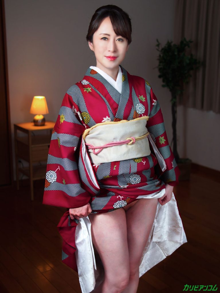 篠原なぎさが艶やかな着物姿で妖しく視線を向けるシーン。和の装いが色香を引き立て、見る者の心を惹きつける。