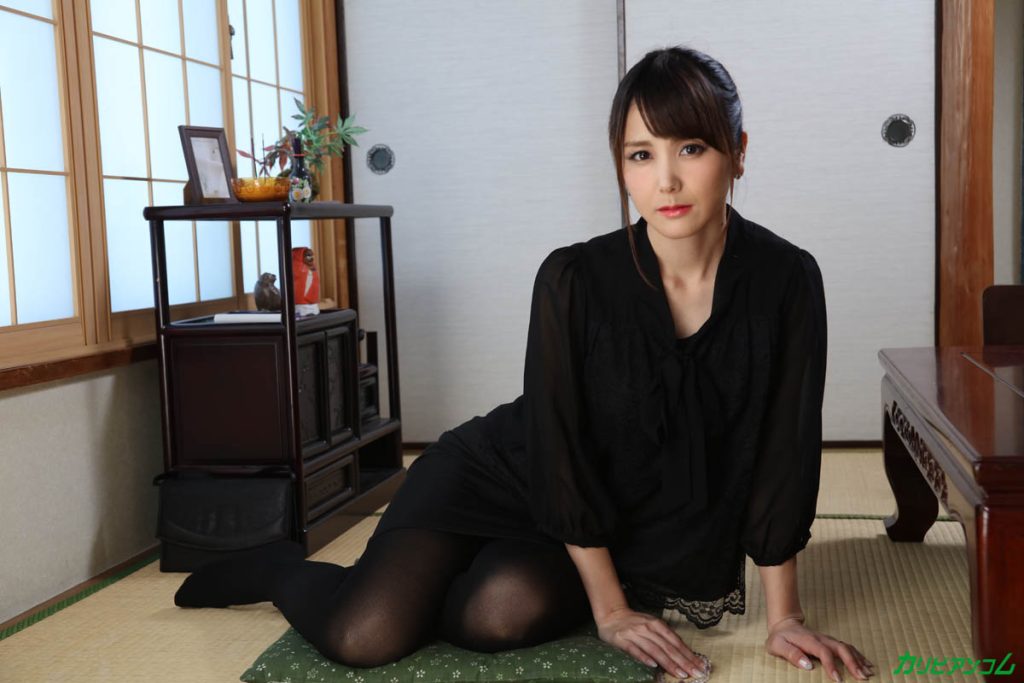 喪服姿の美しい女性たちが登場するカリビアンコムの人気作品『喪服アンソロジー』。速美もな、奥村沙織、双葉みお、ルナ、柊麗奈が共演し、哀しみと艶が交錯する無修正映像。カメラを見つめているシーン。