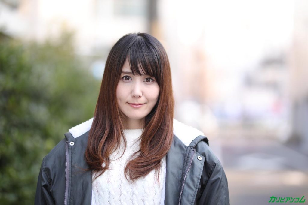 佐々木優奈 カリビアンコム｜玄関先で濃厚キスする美白スレンダーボディ