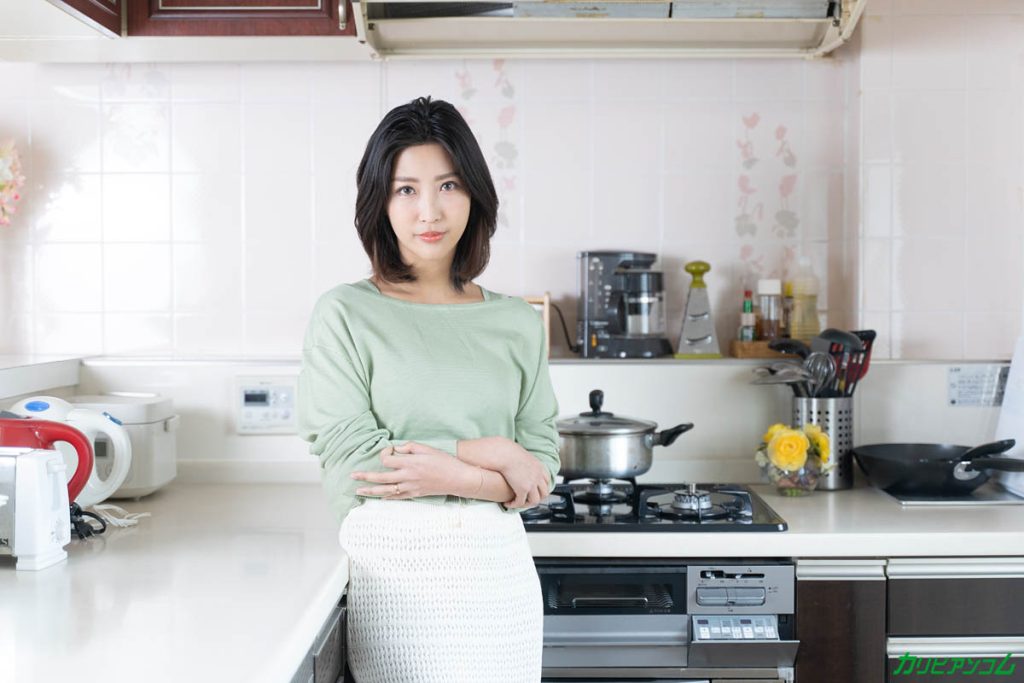 百多えみり 若い男と禁断の密会を重ねるエロスの人妻 カリビアンコム