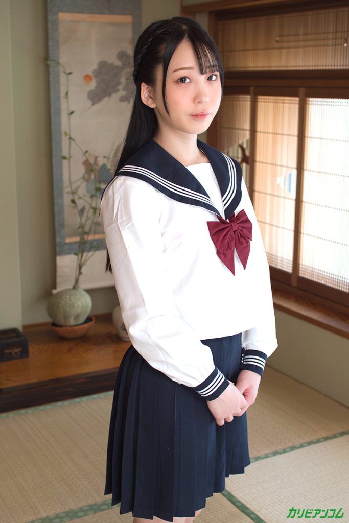 制服姿の大久保真理恵が黒髪ストレートで微笑むシーン
