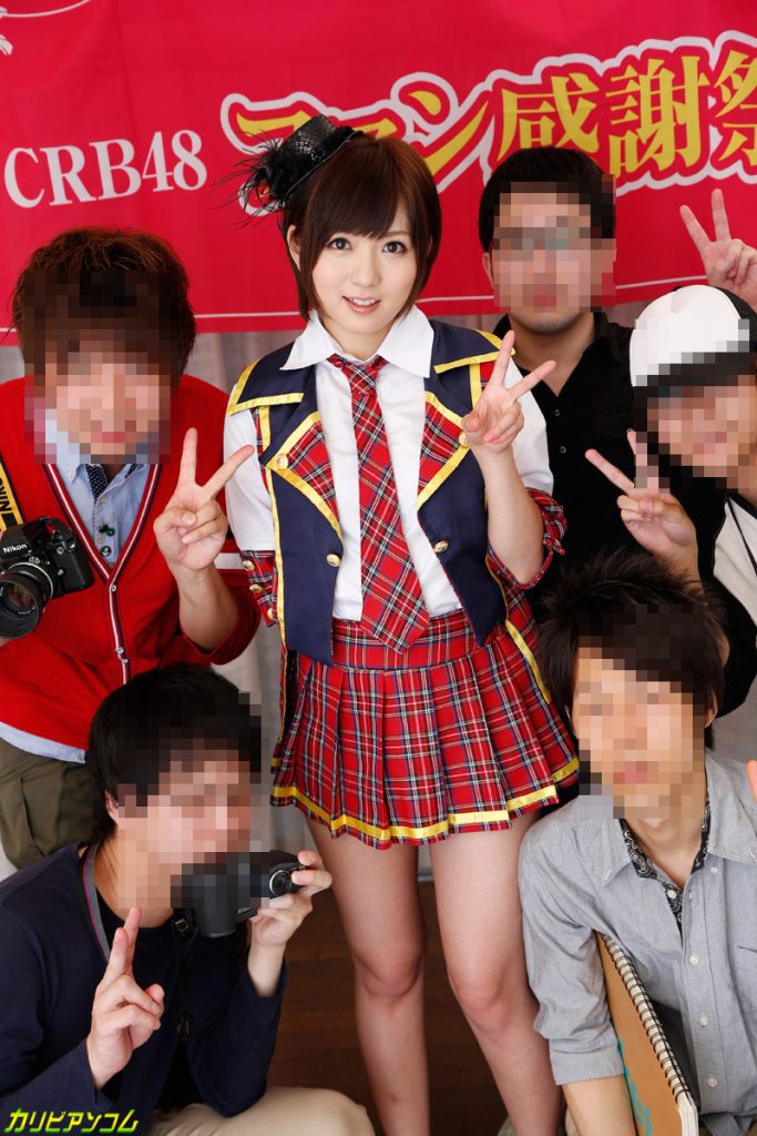 カリビアンコム『CRB48 ファン感謝デー2』で、プールサイドに可愛いビキニ姿で登場する麻倉憂。ファンへの笑顔がまぶしい感謝イベントショット。