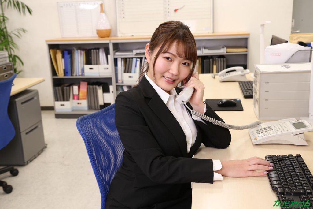 紗霧ひなた 初出社で挨拶するシーン Jカップ強調 オフィスもの