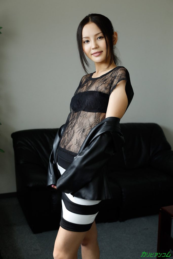 丘咲エミリ シースルーシャツ 胸元が透けるオフィスシーン