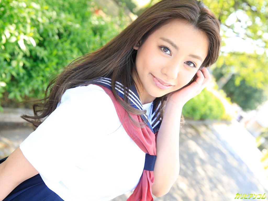 セーラー服姿でお掃除チャレンジ中の松本メイ！ニコニコ笑顔で雑巾を持つ姿が可愛すぎる【カリビアンコム 松本メイ】