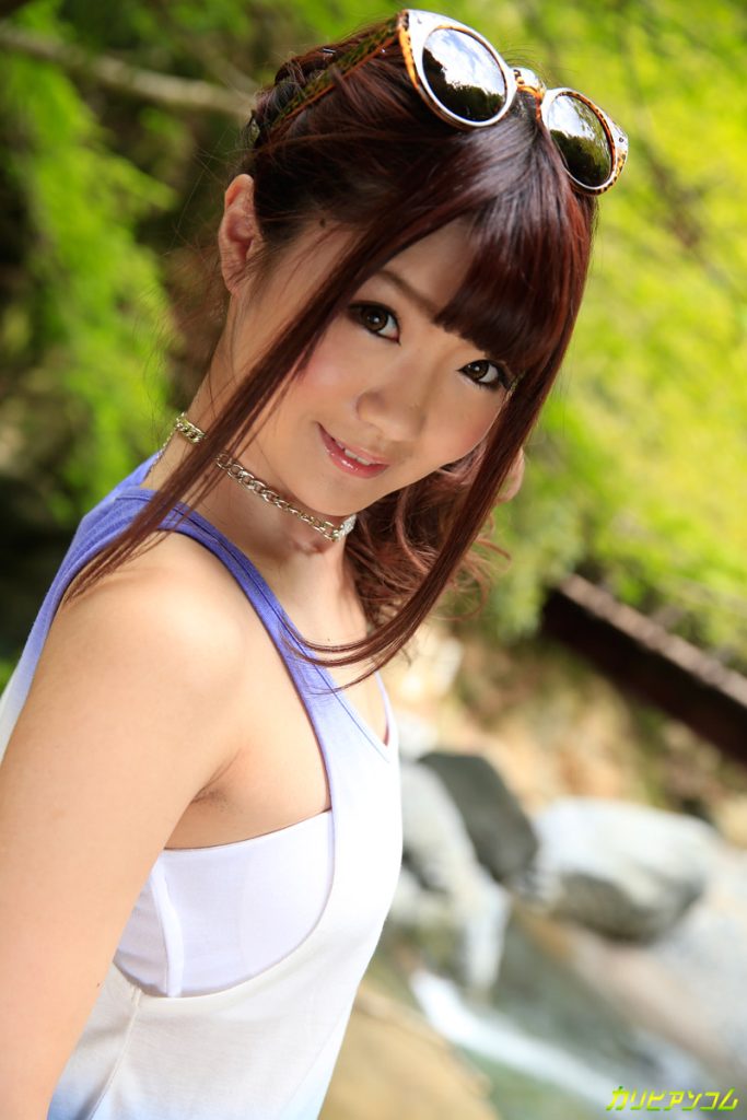 アナタにしか見せない100％川村まや 沢や遊歩道でノーブラ彼女といちゃいちゃする露出デートAV作品画像