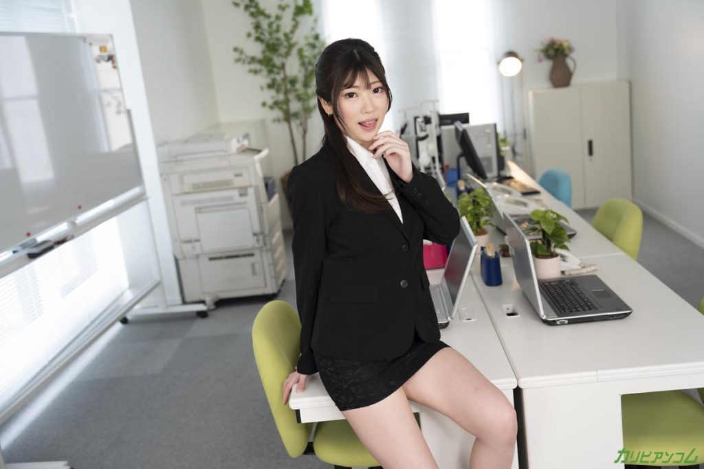 高垣楓 カリビアンコム 職場で別の同僚を手コキとキスで骨抜きにする瞬間