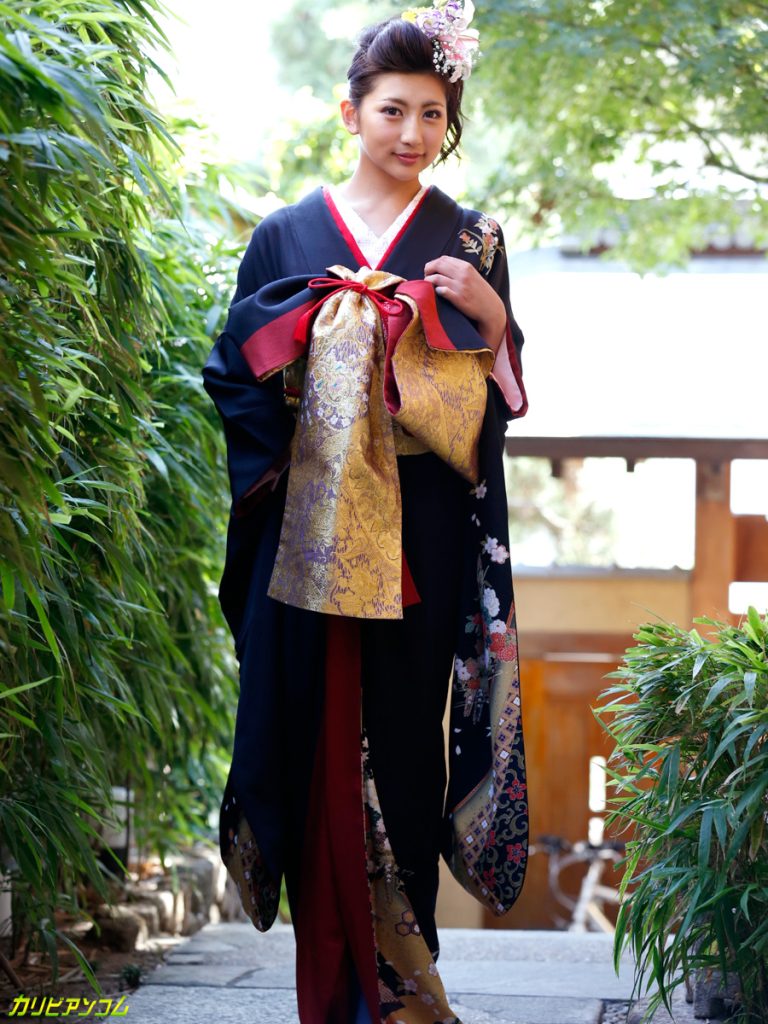 和服美人白鳥ゆなが妖艶に乱れる今年の漢字は肉ヒダの輪を解説するアダルト作品紹介画像