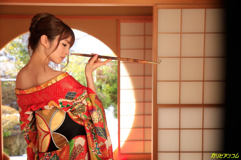 熱燗をクイッと飲み干す大橋未久、頬を染めながら艶っぽく男性を見つめる