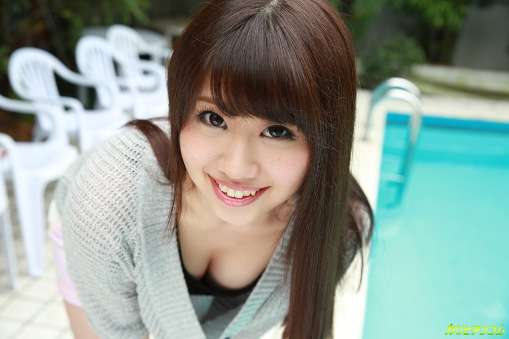 布団の中で彼氏にちょっかいを出されて照れながら目を覚ます木下寧々の寝起き彼女ショット