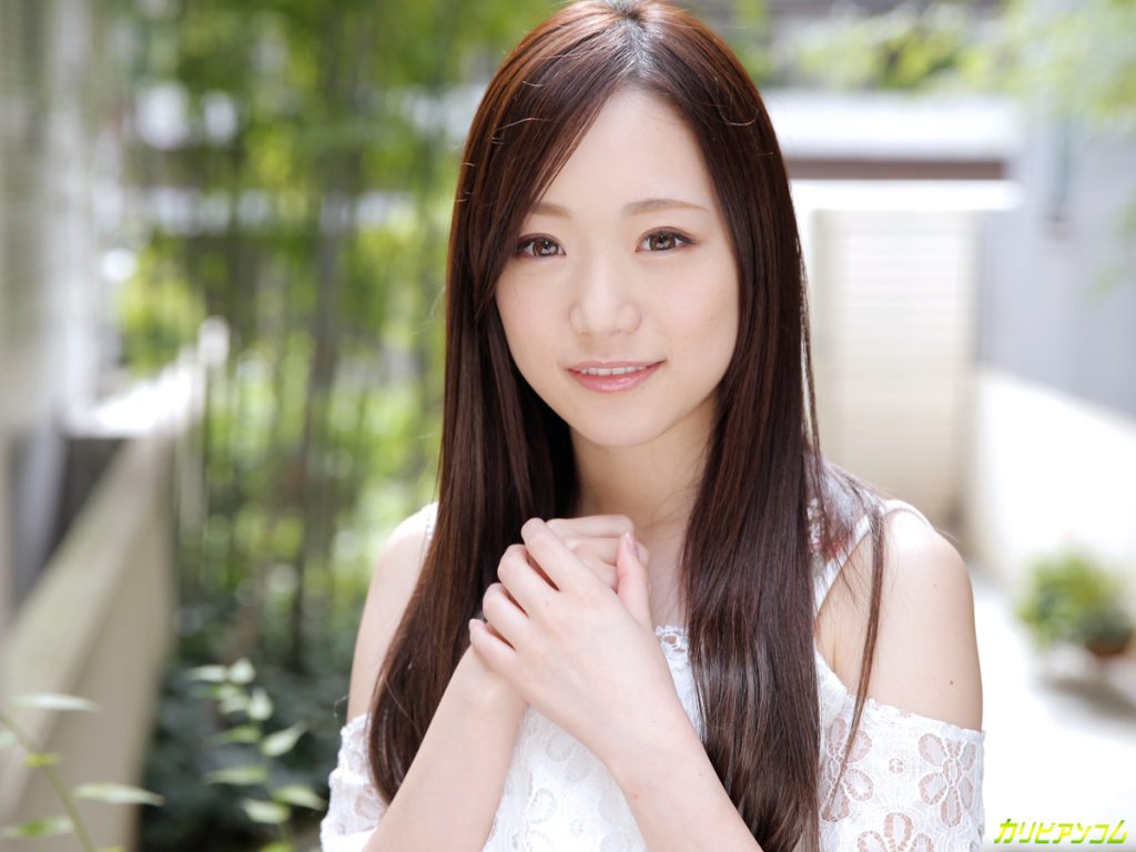 恥ずかしそうにカメラの前に立つ瀬奈まお カリビアンコム デビューインタビューシーン