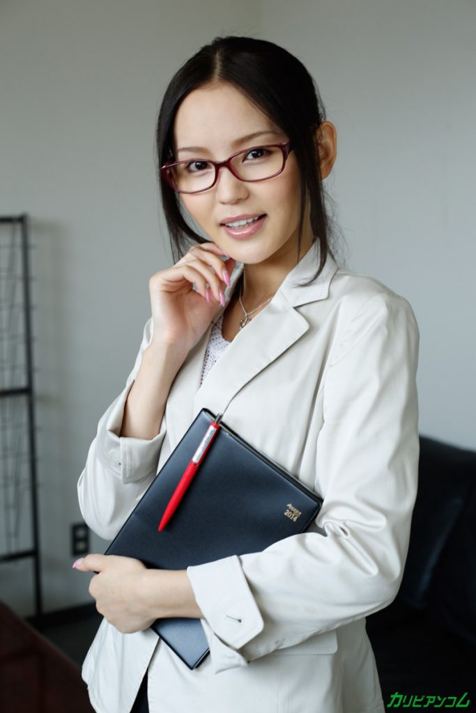 美人秘書エミリ 社長とオフィスで向き合うカリビアンコム動画サムネイル