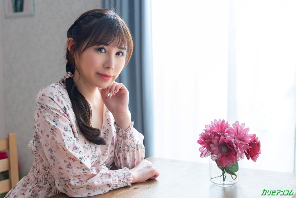 色白スレンダー体型の桜井ひながカリビアンコムデビュー作でピンク乳首を責められて感じている画像