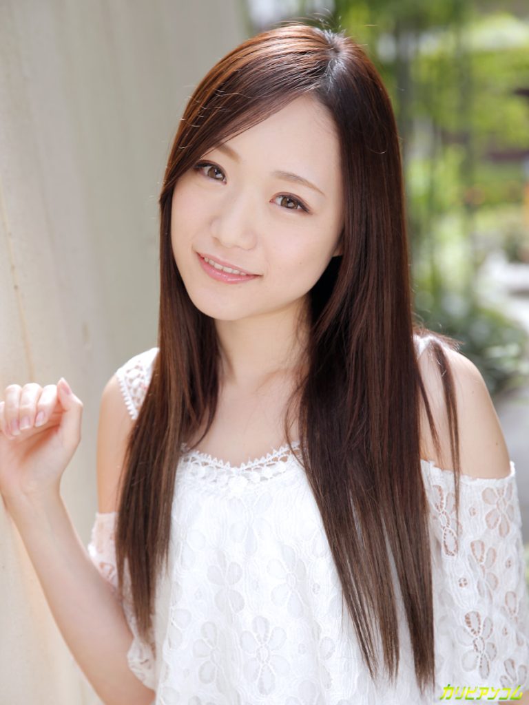 衣装を少しずつ外しながら照れ笑いする瀬奈まお Debut Vol.17 初々しい表情カット