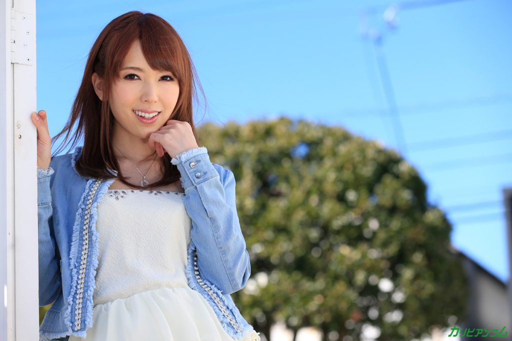 ベッドの上で波多野結衣が男優と密着しながら濃厚キスを交わすセックスシーン 女熱大陸 File.043 カリビアンコム