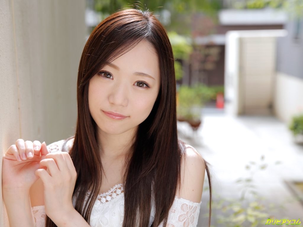 	緊張と覚悟が混ざったまなざしでこちらを見る瀬奈まお カリビアンコム デビュー作品スチール