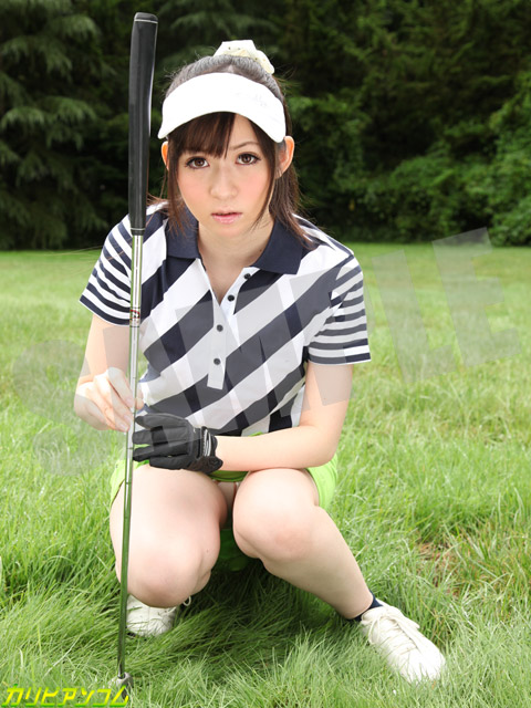 ゴルフウェア姿の月野みちるがクラブを構えるシーンのイメージ画像