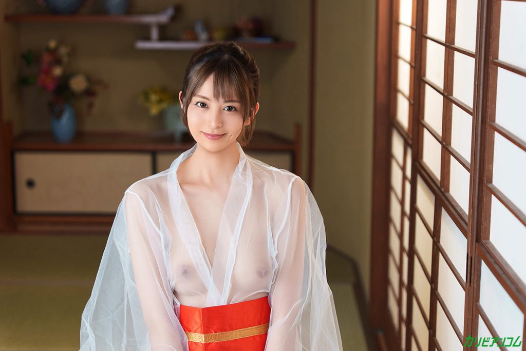 洗練された大人のいやし亭 褒め隠語でご奉仕ファック 佐倉みこちゃんの登場シーン。透け感のある和装で大人向けの雰囲気を表現