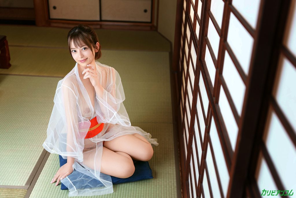 洗練された大人のいやし亭 褒め隠語でご奉仕ファック 佐倉みこちゃんの登場シーン。透け感のある和装で大人向けの雰囲気を表現。