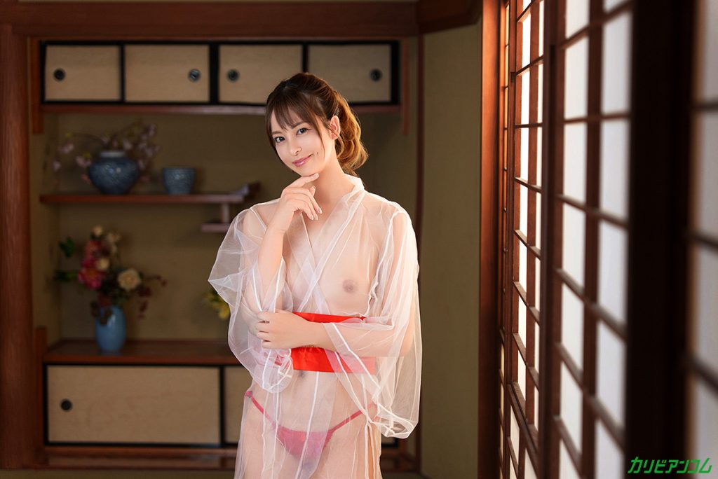 洗練された大人のいやし亭 褒め隠語でご奉仕ファック に出演する佐倉みこちゃん。落ち着いた和風ロケーションで癒しをテーマにしたビジュアル。