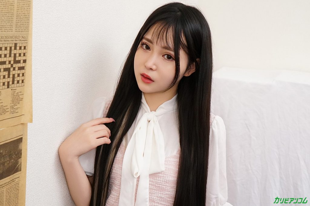 子どもが欲しくてしょうがないスレンダー美女の森本ひとみは旦那とのセックスレスに悩みながらも、旦那とは違うテクニックと極太チンポの不倫相手の虜になるデスパレートな人妻。排卵日に不倫相手の家に行き昼間から喘ぎ声マックスの 濃厚セックス。可愛いアへ顔で何度もイキまくりスレンダーなカラダの痙攣が止まらない。最後は中出し懇願で大満足のひとみさんでした。