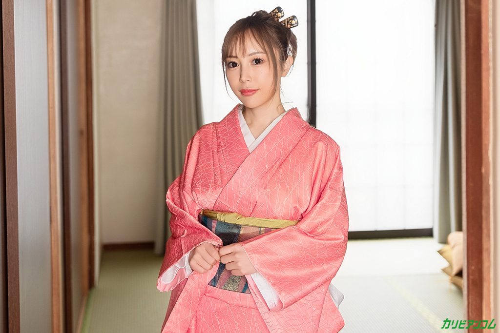 Fカップのマシュマロ巨乳の櫻木梨乃ちゃんに着物を着せてヤル！御主人様の欲望に従うよう調教された純粋な大和撫子和風美人を好き放題いたぶりご奉仕させるシリーズ。膝まづかせ喉奥の奥まで肉棒を突っ込むとお口に精子を放出してもうらうまでチ●ポをしゃぶり続け、高速フェラを止めません。襦袢の下から覗くスケベなおマンコに指をつっこまれガクブル痙攣イキ！襦袢から覗くFカップ美乳が騎乗位でぷるんぷるん揺れ全身をガクガクと痙攣させ恍惚な表情を浮かべながら何度もアクメする。最後はたっぷりご主人様の精子を膣奥で受け止める梨乃ちゃんでした。