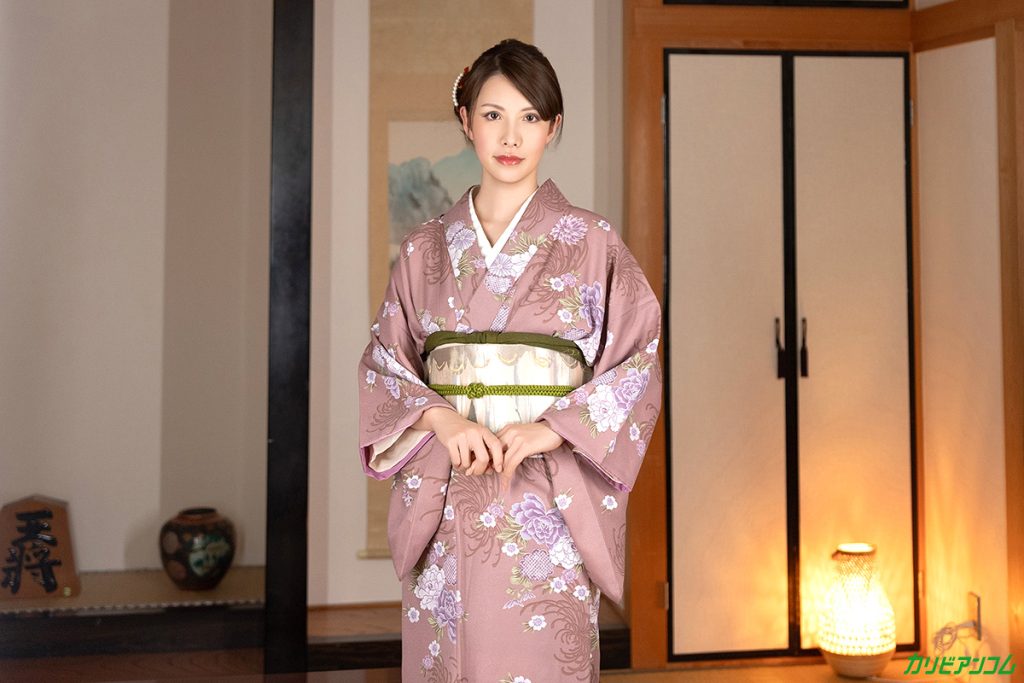 ボン・キュッ・ボンのむちむち淫乱ボディの清楚和風美人の上山奈々に着物を着せてヤル！襦袢の下から覗くスケベなおマンコを電マで執拗に攻めガクブル痙攣イキ！Fカップ美巨乳を見せつけながらいやらしい舌使いで丁寧におチンポを舐めてご奉仕。布団に寝かせて両足を開きぐしょ濡れになったマンコの奥にズッポリ差し込むと、少し苦しいような顔をしてよがる奈々さん。高速ピストンに絶叫しながら痙攣イキする奈々さんにどっぷり中だしフィニッシュです