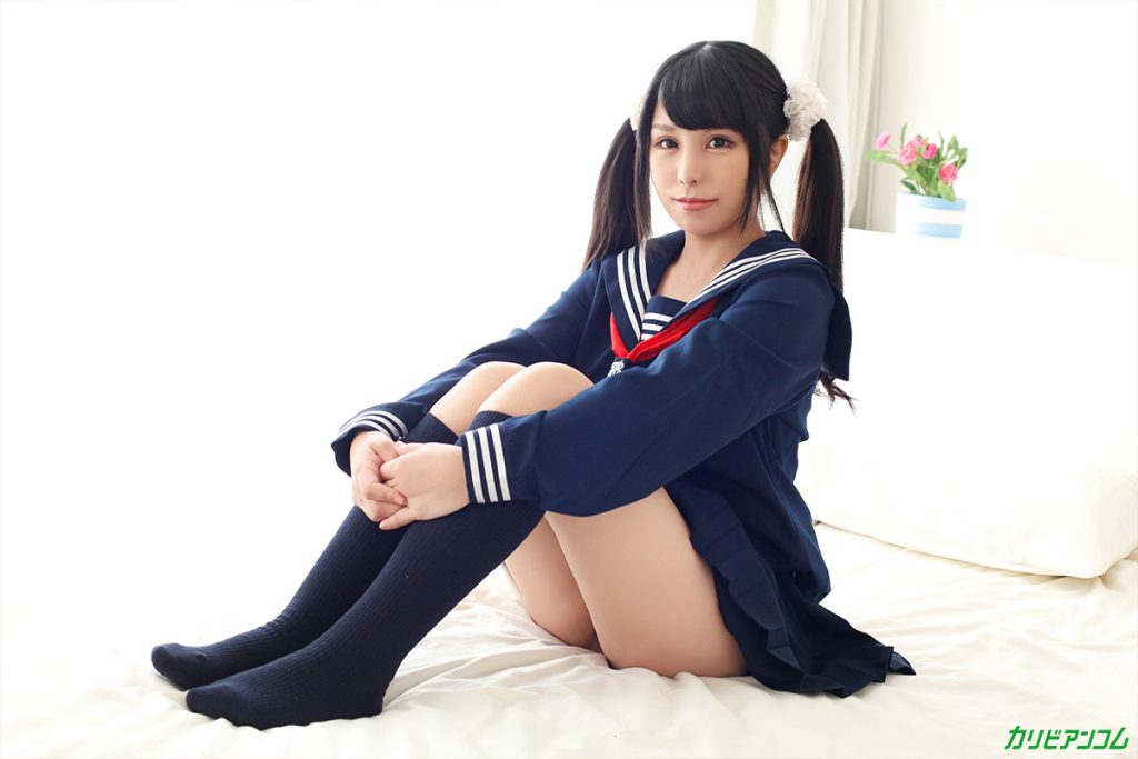 おっとり系黒髪美少女の愛葵いちかちゃんが天然Gカップのおっぱいでぱつんぱつんな制服姿で登場。手錠でガッシリと椅子の上でＭ字開脚をさせられおまんことアナルを大解放。おもちゃでパイパンおマンコを弄られ可愛い声で喘ぎながら昇天。制服の赤いリボンを付けたままご自慢のGカップ巨乳でオチンチンをパイズリご奉仕。紺のハイソックスの両足を広げてパイパンおマンコをペロペロすると静かにピクピクと痙攣イキ。そのままおじさんの生チンコを挿入され好き放題されちゃういちかちゃん。最後はおじさん精子をたっぷり膣内にぶち込まれ朦朧とするいちかちゃんでした。