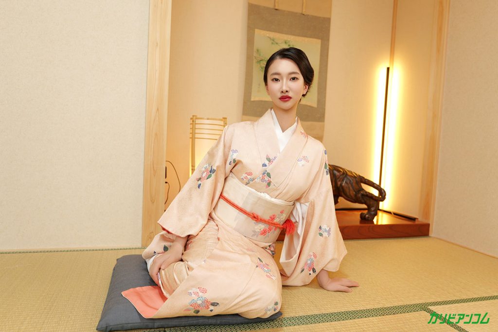 紺野咲を手懐ける ~和装M女を淫らに調教~
カチッと着物を着こなす紺野咲ちゃんを今夜調教しちゃいます！「今日も調教おねがいしますぅ」とニコニコしながら頭を下げる咲ちゃんに男性は納得いかず何度も繰り返させる。緊張感が走る静かな和室で顔を引きつりながら咲ちゃんの頭を何度も下げさせ徐々に奴隷化させる。男性は粗めに着物を捲りあげノーパンノーブラを確認すると、ヨダレをダラダラ垂らしながらオマンコや乳首をしゃぶりあげる。男性はおもむろに首輪を咲ちゃんにつけて穴丸出しで四つん這いにさせる。辱めを受ける咲ちゃんですが、オマンコを開くと膣内は愛液でビッショリ。ほんの少しだけ舌でクリトリスを転がすと連続イキしちゃいます！

出演
紺野咲