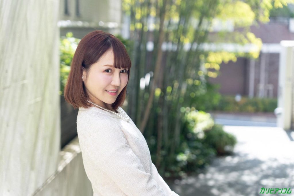 卒業祝いの童貞卒業式
今日は、いつもザーメンのついたパンツを洗っていた義理の息子の卒業式！ 継母の双葉みおさんは小さな頃から可愛がってきた息子に彼女ができる前に息子の童貞を奪おうと強行突破に出た！ 戸惑うばかりの息子の若くて固いチンポに跨ると、なまなま生挿入し激しく杭打ちピストン！ 結合部分を息子に魅せつけながら、「気持ちいぃ。。上手よ」と息子を褒め、そのまま膣中でいつも臭いをかいでムラムラしていた息子の精子を受け止める！ 「しょうちゃんも大人になったのね」と満足気に微笑む変態痴女継母でした！ でもやっぱり一回じゃ満足できないから、も・う・い・ち・ど♪