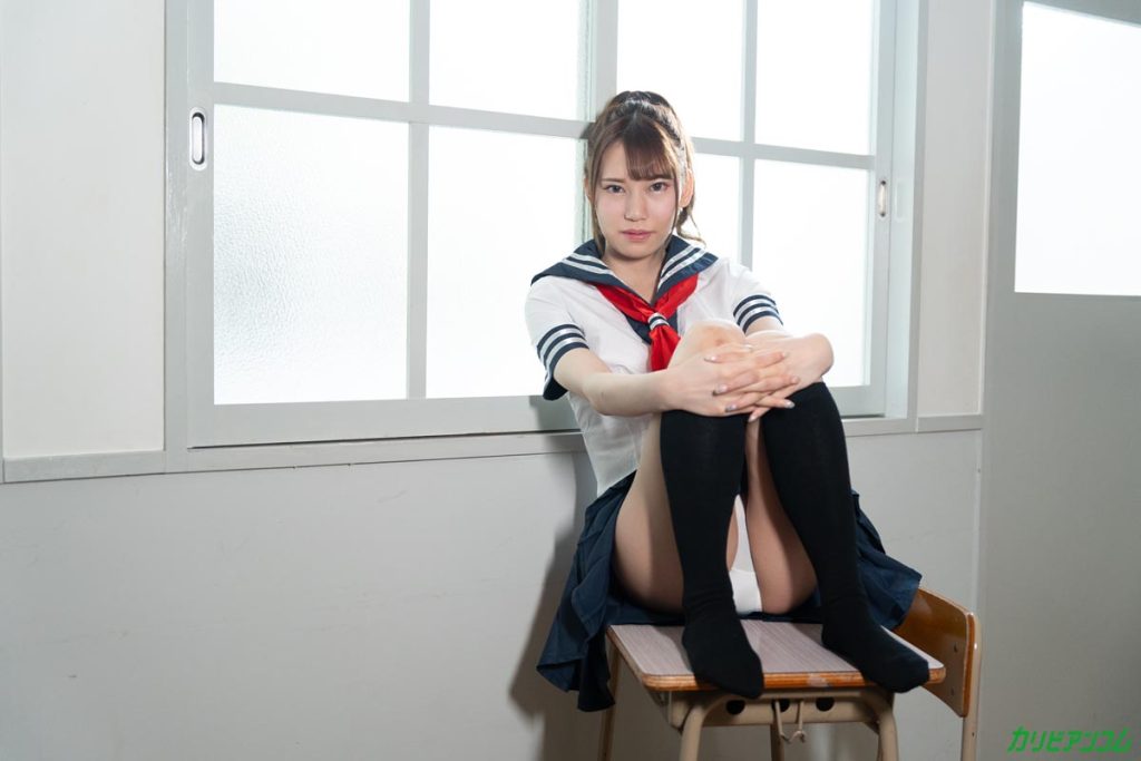 おっぱいチュパチュパ授乳プレイ学園
目力が半端ない美しい顔立ちにぽわんぽわんの美乳でセックスも大好きなフランス系クオーター如月結衣ちゃんがセーラー服で登場！ 大きなおっぱいをチュパチュパすると「あぁん」とうっとりと気持ちよさそうな喘ぎ声で喜ぶ結衣ちゃんもおっぱいを責められるのが好きなようです！ 指マンで責められ昇天しちゃった結衣ちゃんは、お礼と言わんばかりにフェラでご奉仕！ 教室で机と椅子を巧みに使って中出しセックス！ それだけでは終わらず、ブルマ姿に変身した結衣ちゃん登場！ マットを敷いてしっぽり濃厚なタイマンセックスが続きますよー！