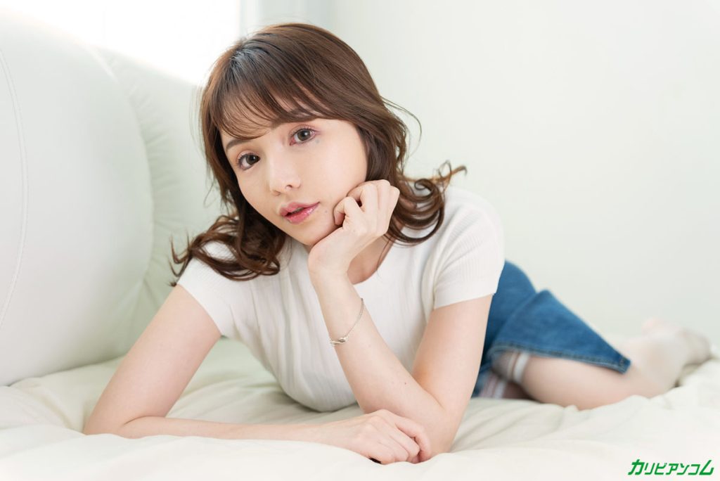 最後の一滴まで逃さない！性欲絶倫スレンダー美女猛攻騎乗位SEX！
元・恵〇寿マス〇ッツの絶倫スレンダー美女・弘中れおなが、「今日は、満足するまでおチンポ離さないからね！」と大胆宣言！ エッチな音を立てて舌を絡め合うキスからスタート！ 仁王立ち男性の前にひざまずいて、ねっとり玉舐め手コキフェラ！ 色白スレンダーボディをくねらせおチンポにしゃぶりつき！ 発情して濡れた桃色パイパン美マンをガンガン突かれて、エロ可愛い声で喘ぎまくりイキまくり！ 射精直後のおしゃぶり手コキで再勃起を誘いお口に貪欲にザーメン搾り取り！ 「まだまだおチンコ足りないからね！」と連戦！玉舐め・亀頭舐め・乳首責め・魅せオナニーとエロ技を繰り出し強烈誘惑！ 男性に跨ると、その細腰をとんでもない勢いで振りまくる圧巻騎乗位！小ぶりな美尻を揺らして喘ぎまくりイキまくり！ バックで中出しフィニッシュ！美尻から大量ザーメンも滴る絶景！お掃除フェラで最後の一滴まで搾り取り！