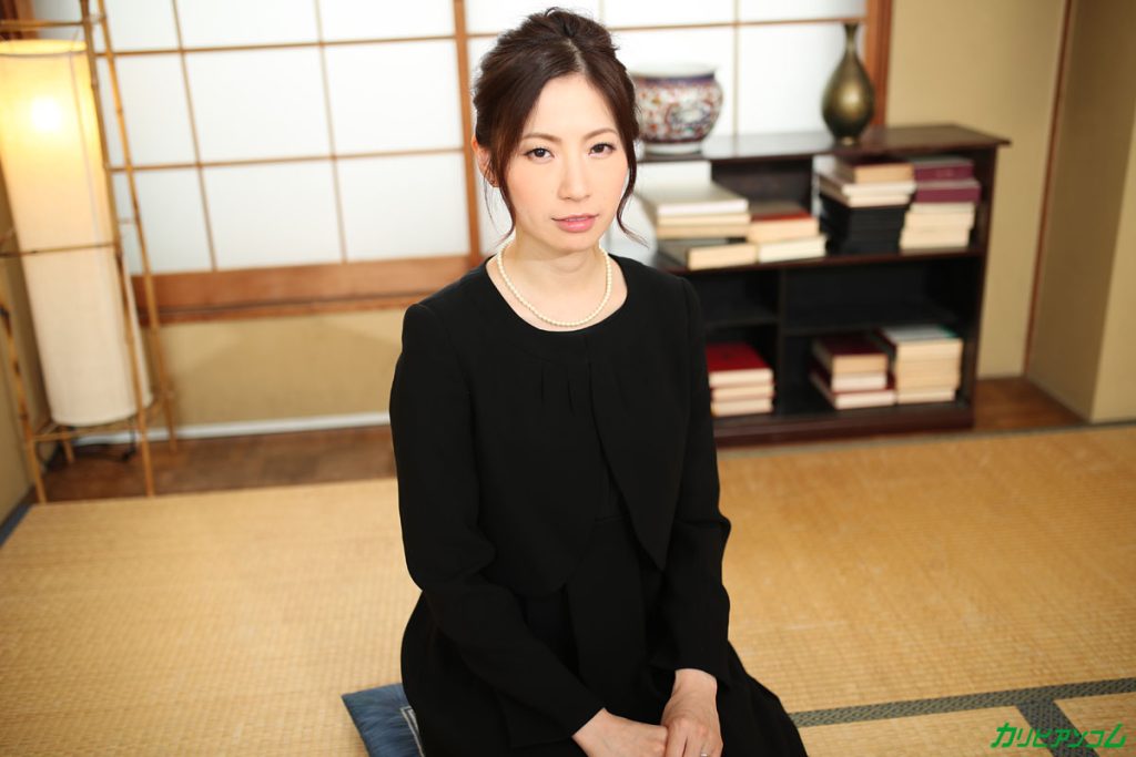 新城由衣の喪服未亡人姿が印象的なカリビアンコム作品レビュー
