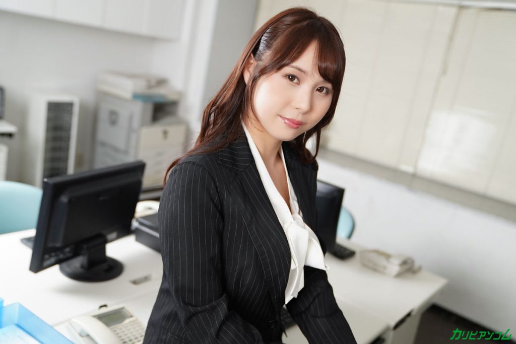     桃井ちかちゃんの小ぶり美乳とOLコスが印象的なカリビアンコム作品