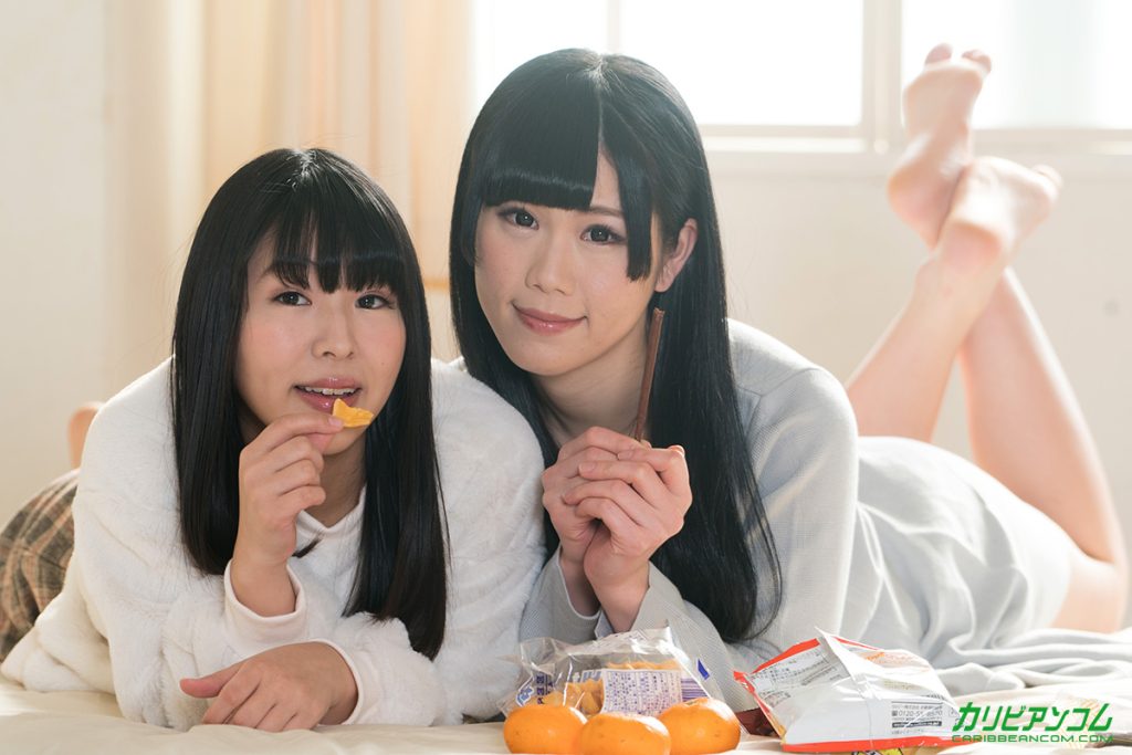 須藤なこちゃんと森咲かほちゃんが仲良しな雰囲気で並ぶカリビアンコム作品紹介画像