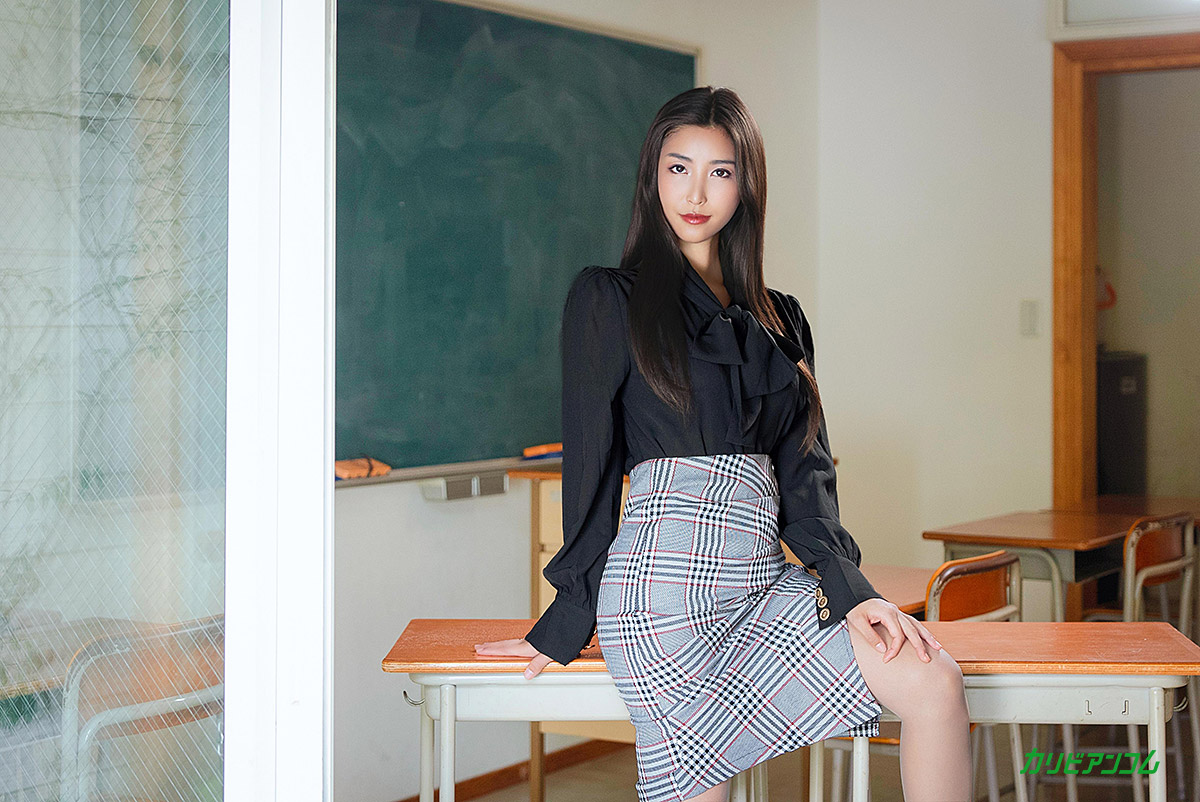 百多えみりちゃんの大人っぽい痴女教師シーン紹介画像