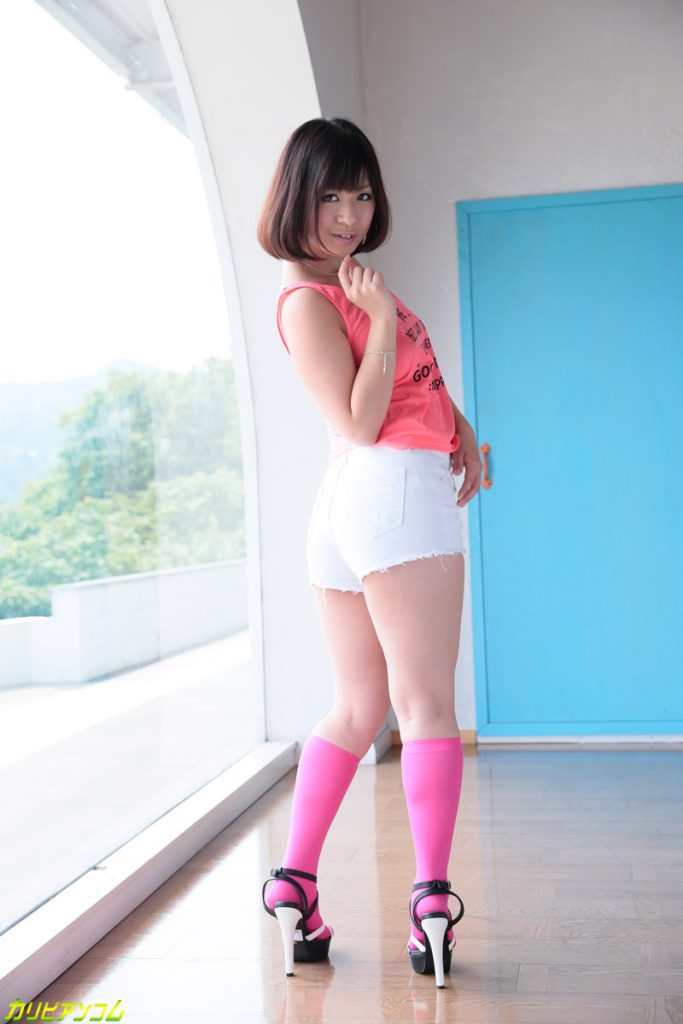 尾上若葉ちゃんのJカップ巨乳と開放的なテラスシーンが印象的な青空姦レビュー用画像